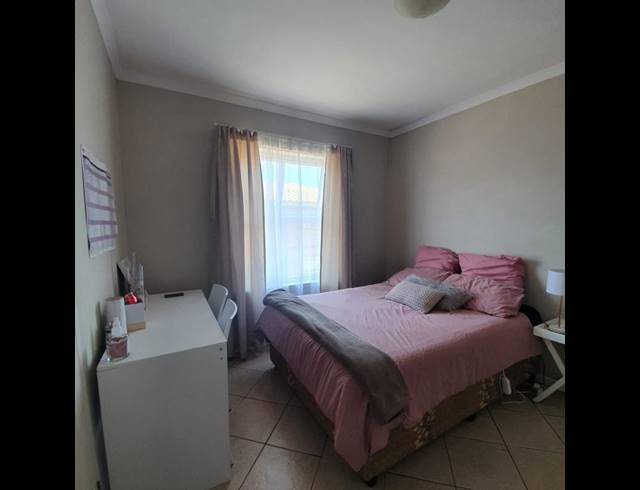 2 BEDROOM PROPERTY TO RENT IN OATLANDS
